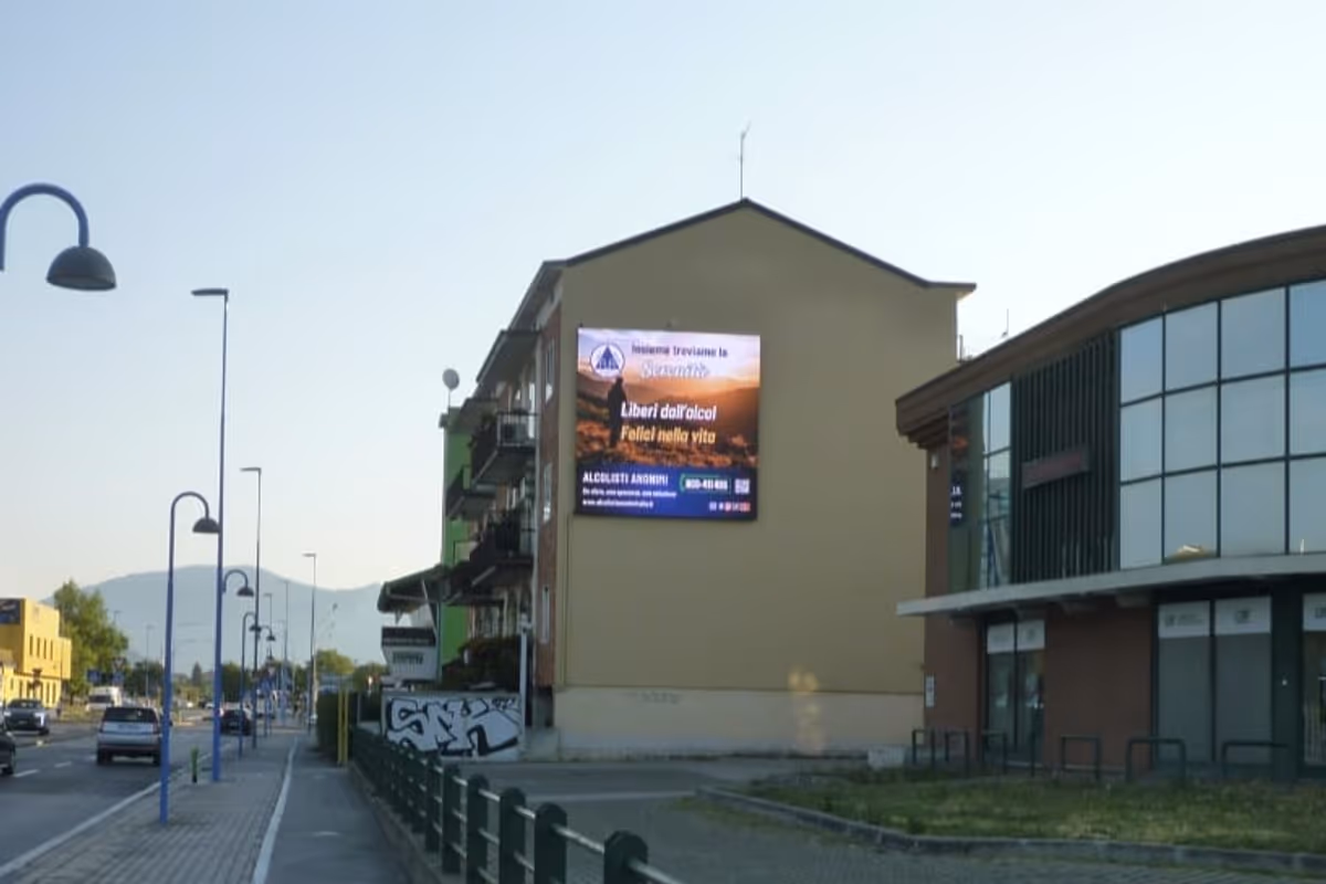 Brescia, otto maxi schermi lanciano un messaggio contro l'abuso di alcol