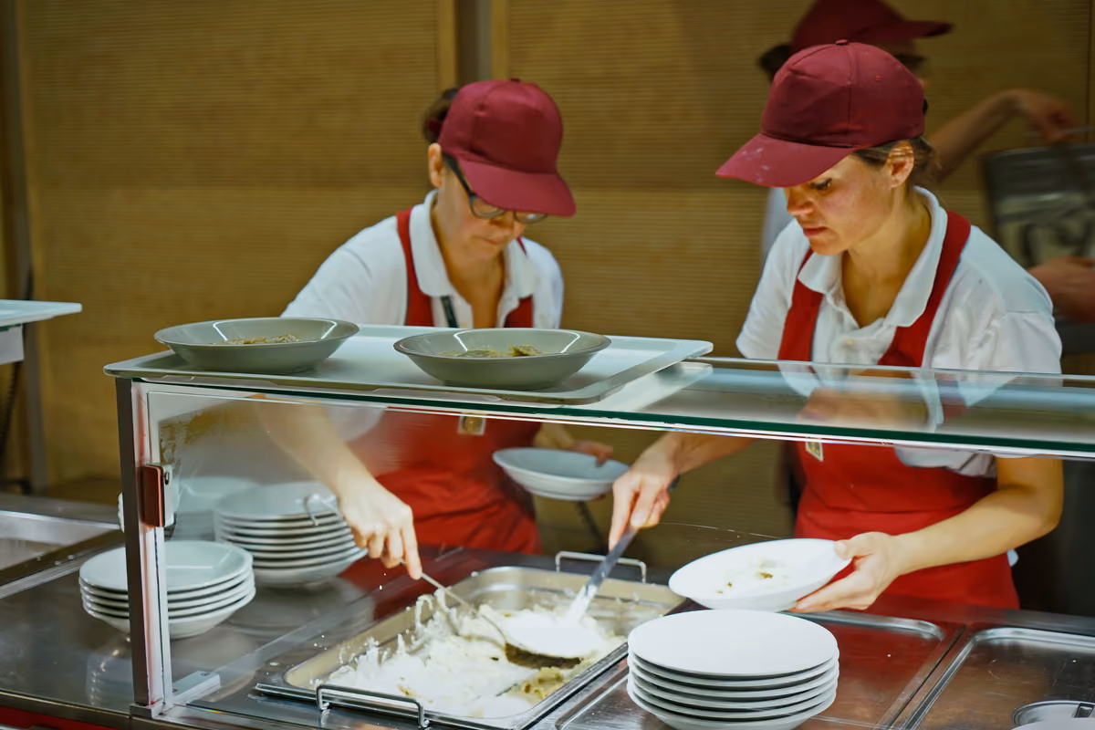 Nella ristorazione collettiva, si deve parlare anche dei suoi lavoratori