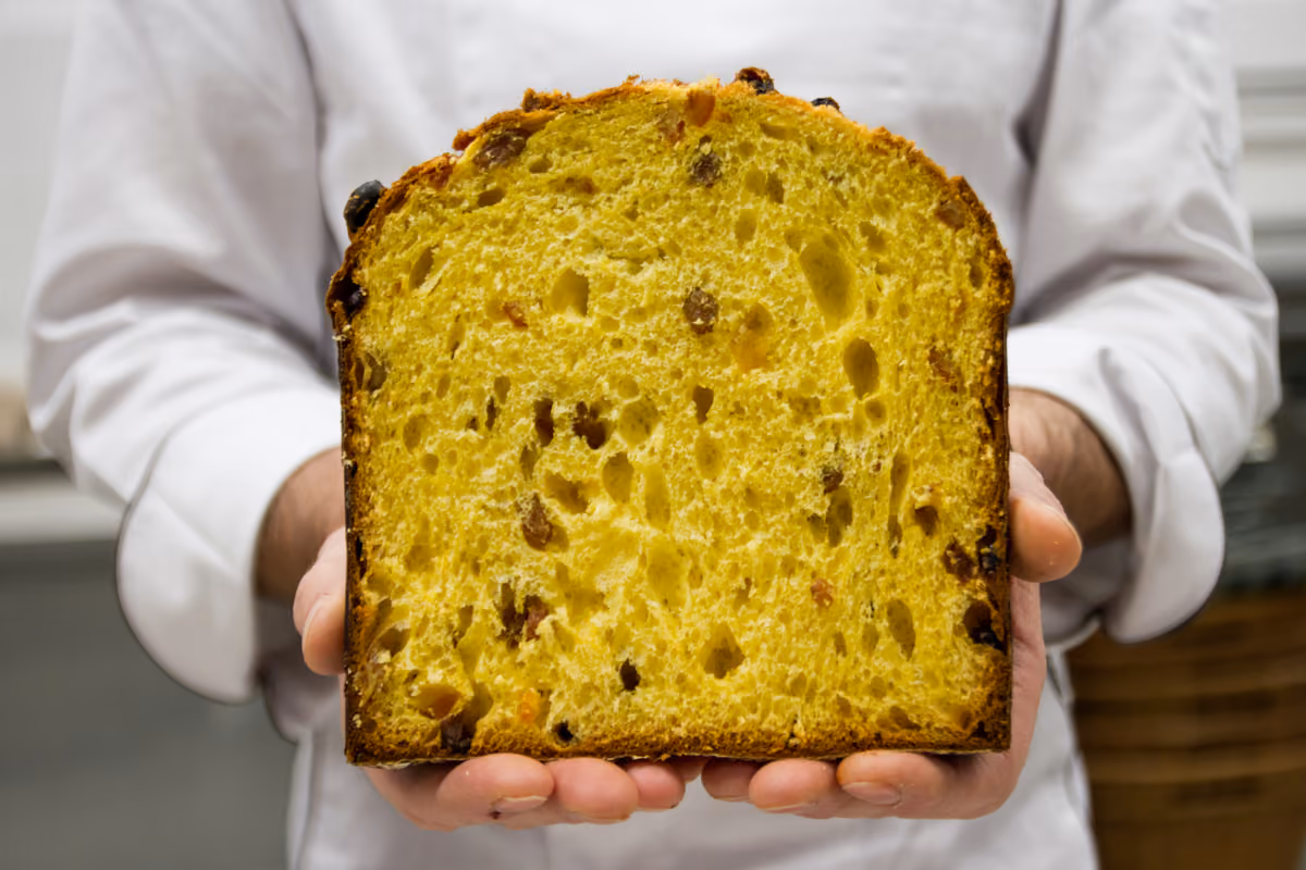 Con la farina Grandi Lievitati della linea Delì si possono preparare panettoni dall'alveolatura perfetta