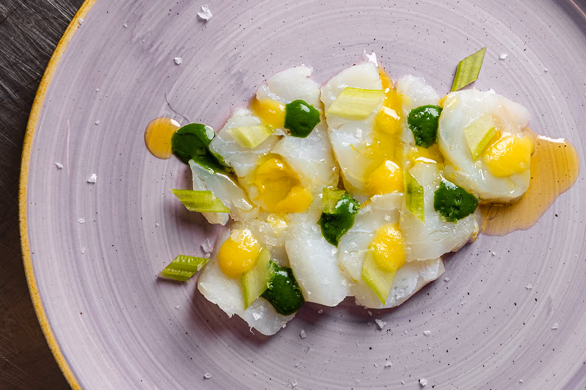 Baccalà marinato al limone: come preparare un antipasto fresco