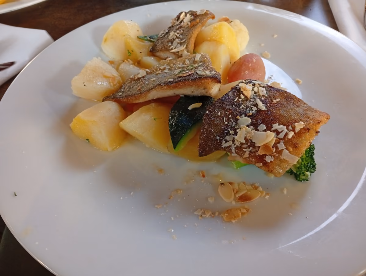 Trota arrostita con patate lesse e verdure al burro alle mandorle