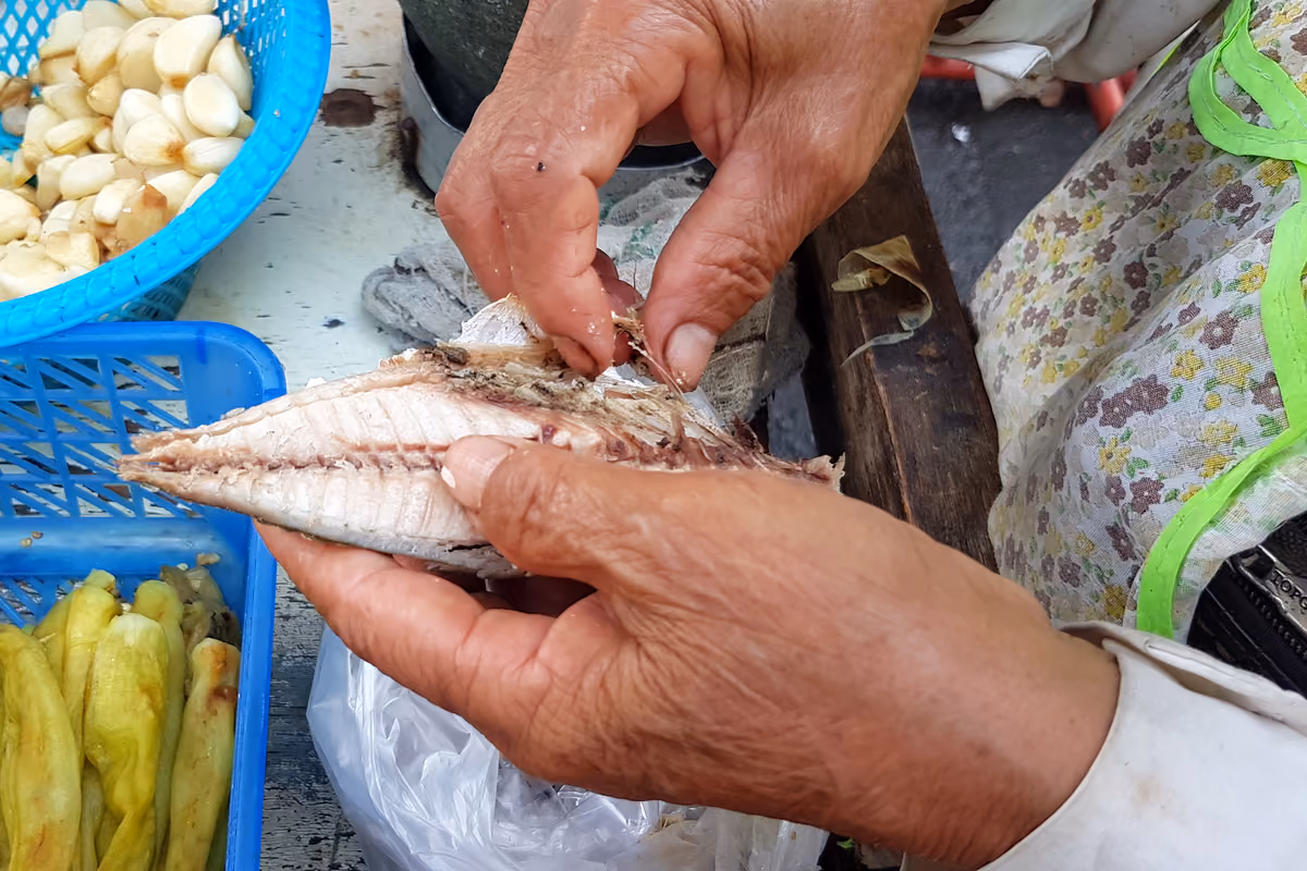 Oggi sempre meno persone hanno tempo e pazienza per trattare il pesce azzurro