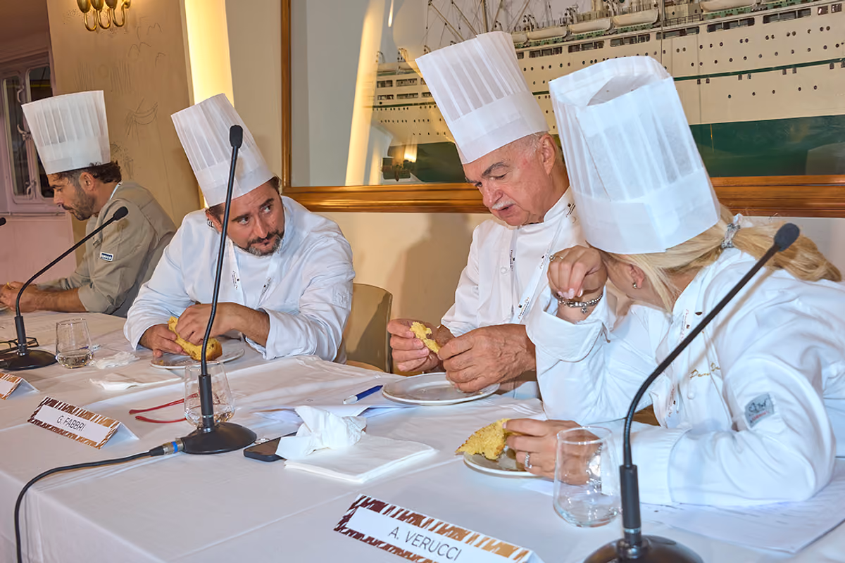 Il maestro Gino Fabbri al lavoro col resto della giuria