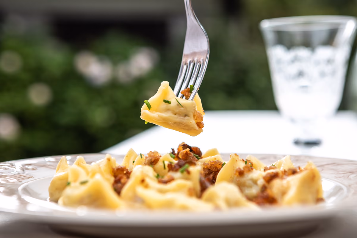 Gli Idrijski žlikrofi, ravioli ripieni di patate, cipolla, lardo speziato o pancetta affumicata, erba cipollina e maggiorana