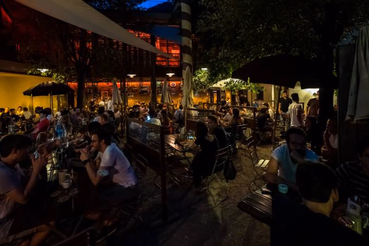 Il biergarten esterno di Batzen Bräu in centro a Bolzano, punto di ritrovo per la cultura dell'osteria altoatesina