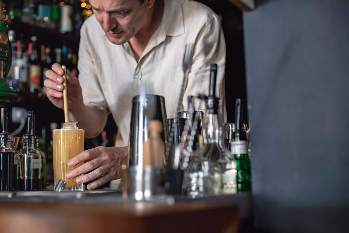 La London Cocktail Week trasforma la città in un percorso di degustazione tra speakeasy storici e cocktail bar di tendenza