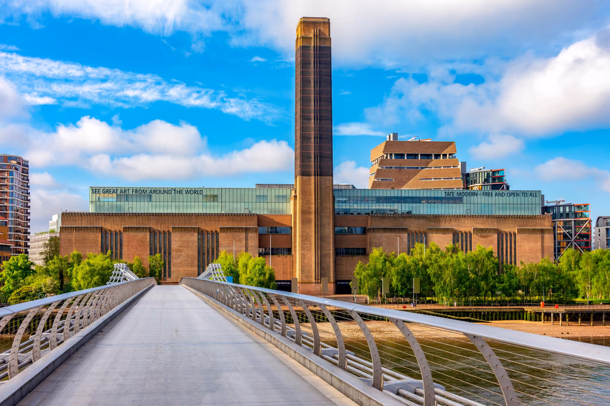 L'imponente struttura della Tate Modern a Bankside: l'ex centrale elettrica ospita oggi collezioni di arte moderna e contemporanea di fama internazionale