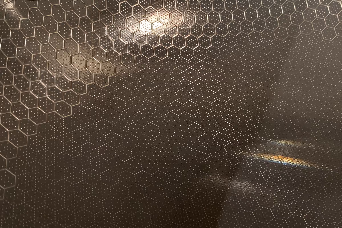 La struttura tridimensionale a nido d'ape sul fondo di una padella