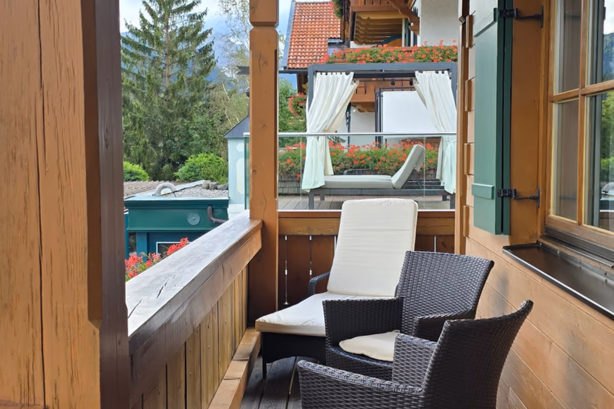 La piscina con vista su Neuschwanstein: dentro il boutique hotel delle fiabe