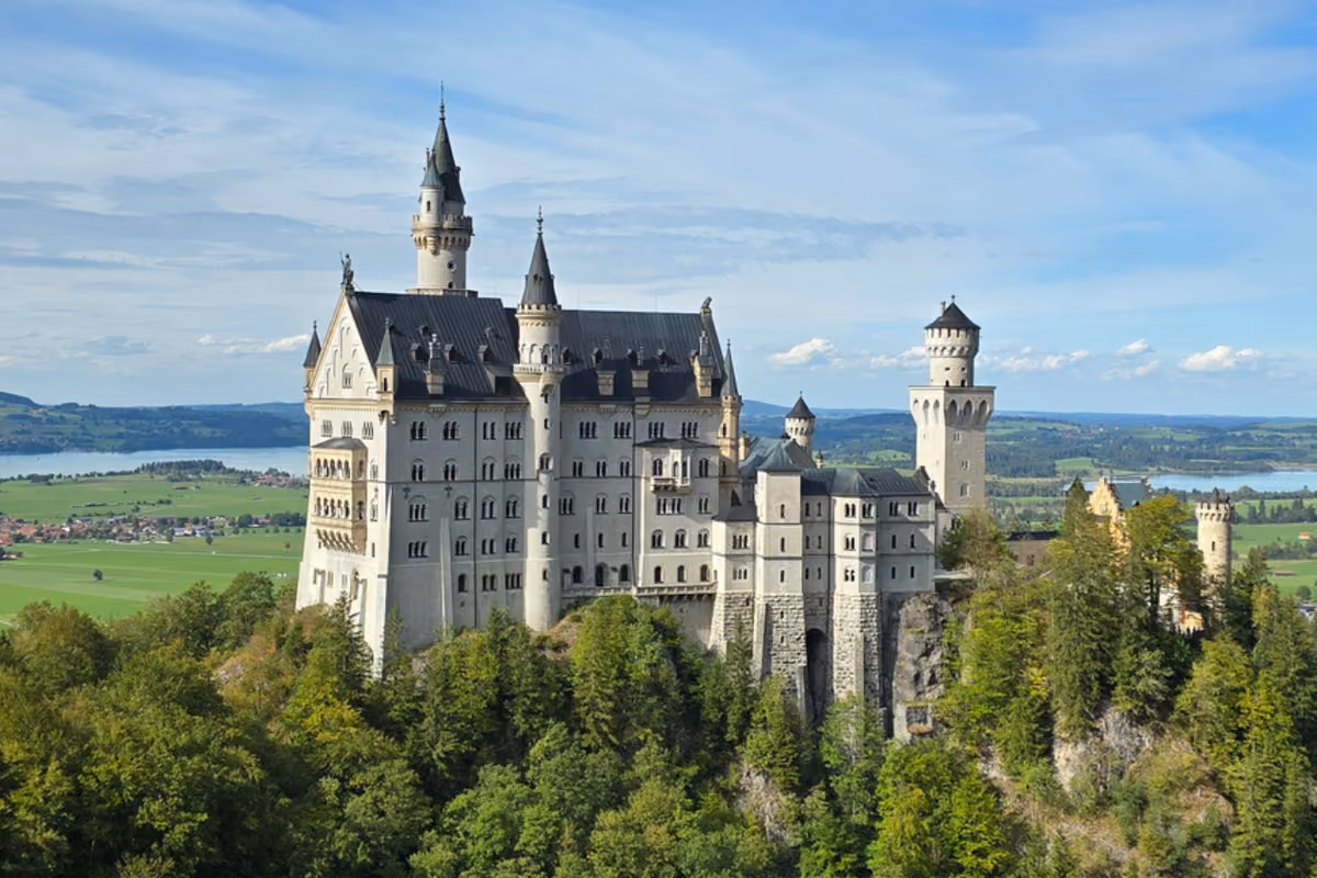 Una piscina con vista su Neuschwanstein: dentro il boutique hotel delle fiabe