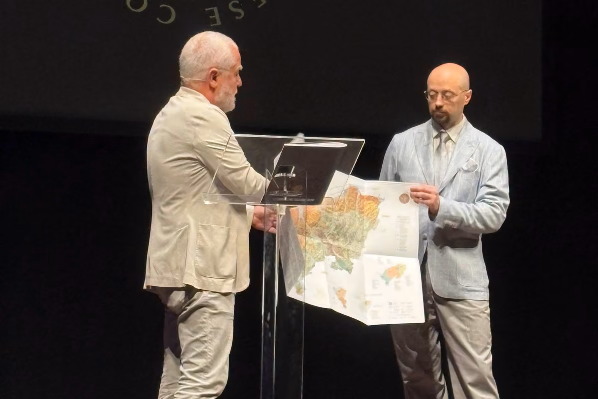 Alessandro Masnaghetti e Riccardo Binda, direttore del Consorzio, con la mappa viticola dell'Oltrepò pavese