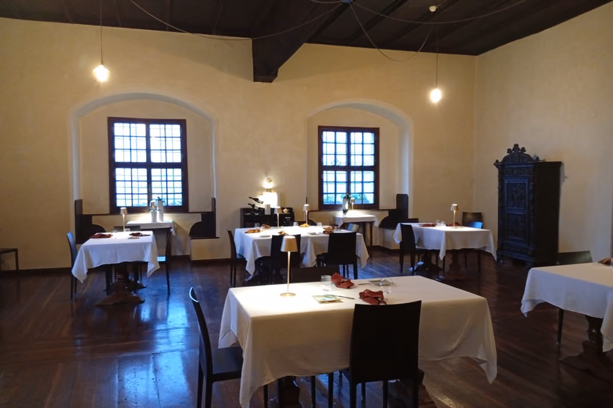 La sala del ristorante di Castel Pergine