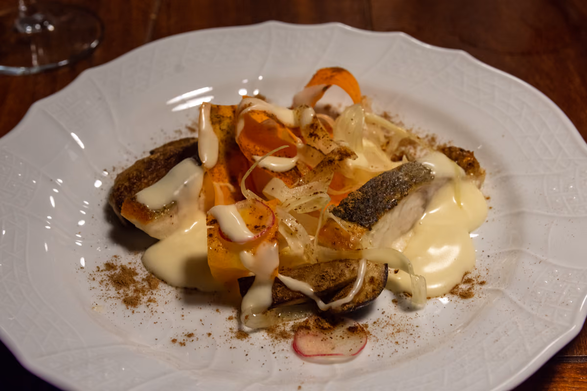 Branzino porcini, salsa alla mugnaia, verdure di stagione