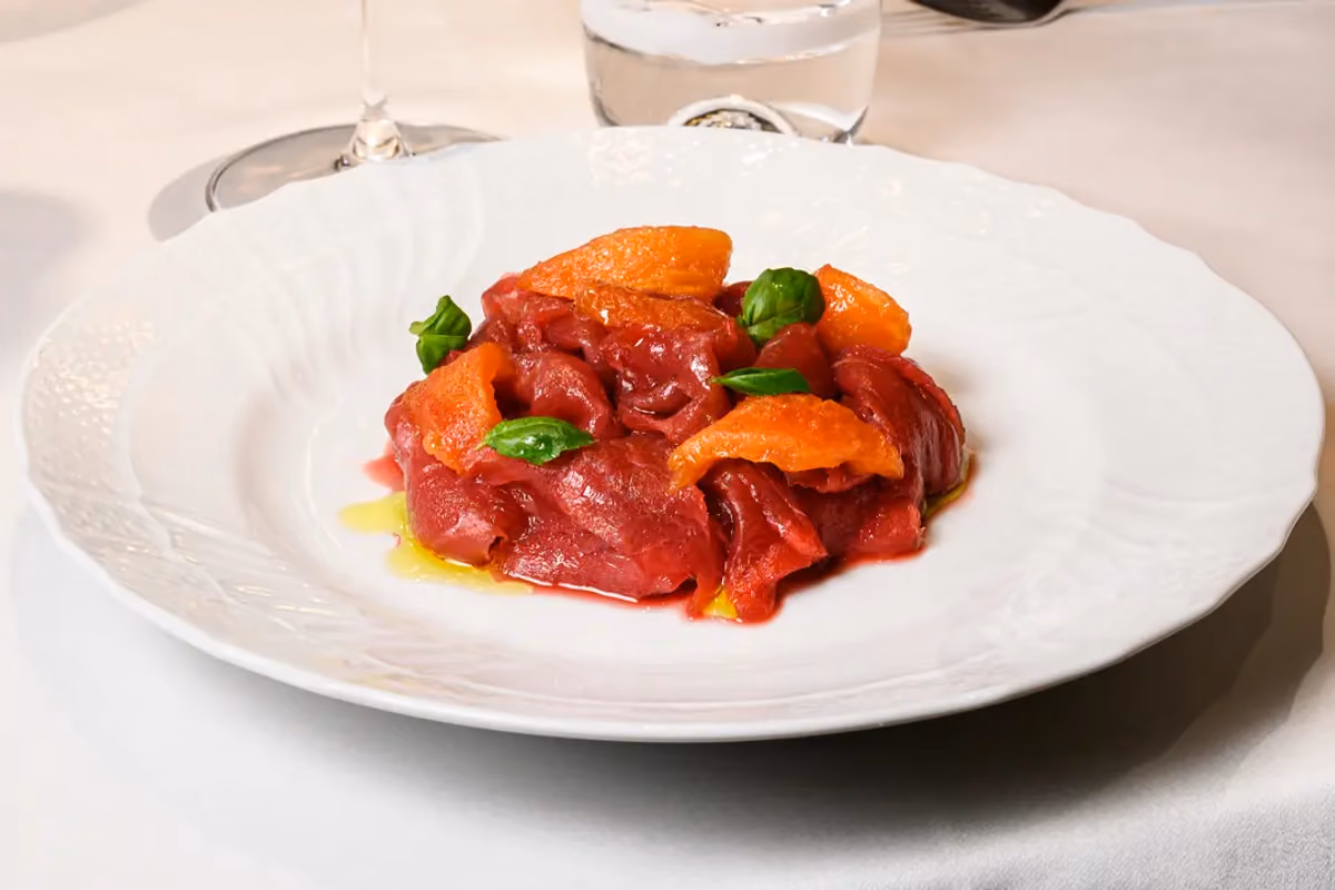 Il Carpaccio di Tonno Rosso, uno dei piatti simbolo de La Langosteria