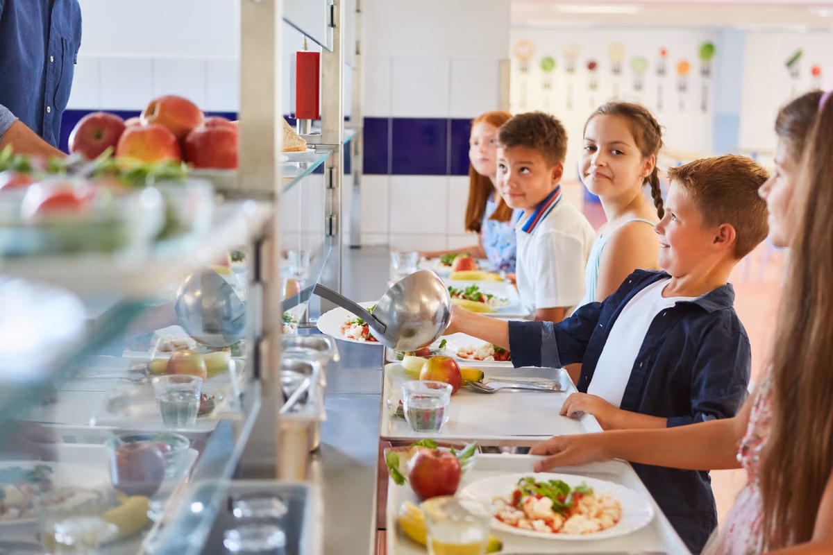 A scuola, in ospedale o in una struttura assistenziale, il pasto non è soltanto un servizio: può essere educazione, cura, salute e welfare