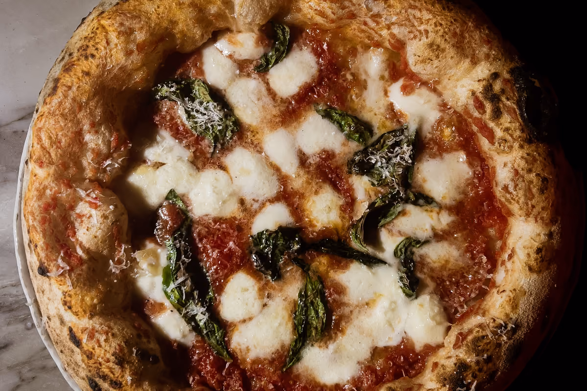 50 Top Pizza, la migliore pizzeria del 2026 parla inglese: è Napoli on the Road