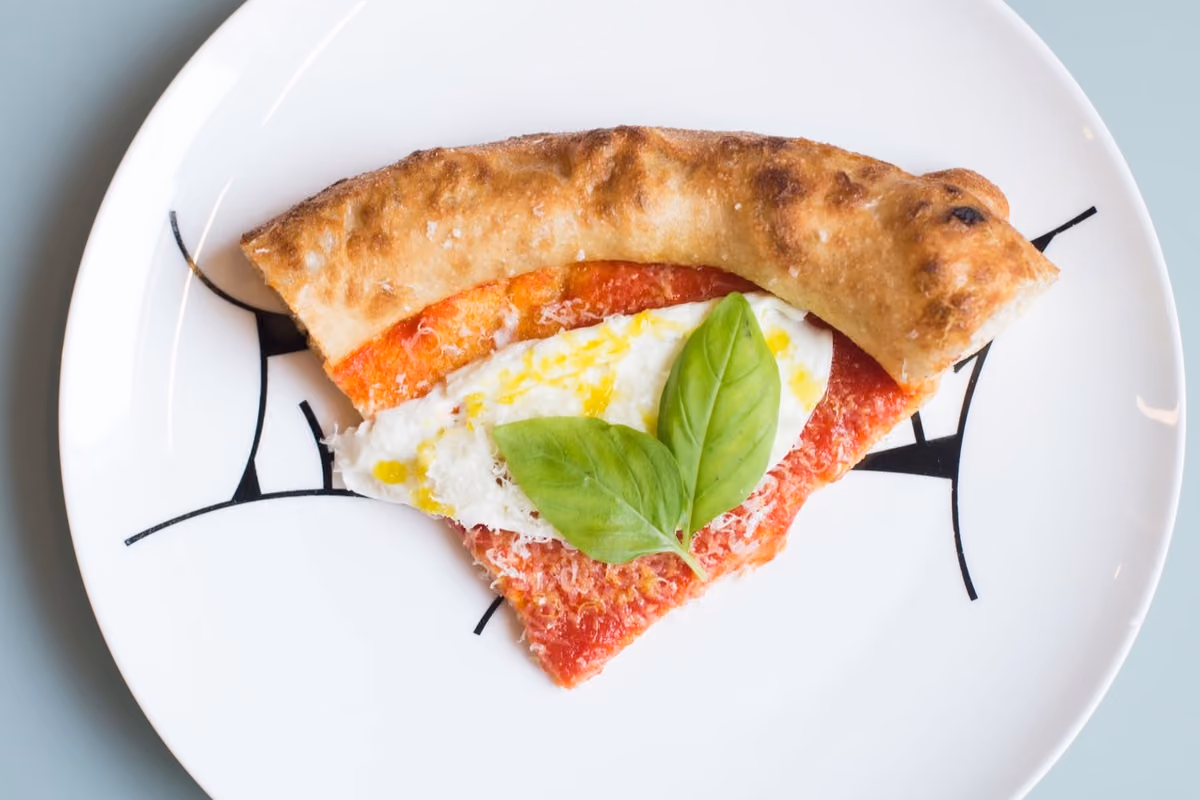 50 Top Pizza, la migliore pizzeria del 2026 parla inglese: è Napoli on the Road