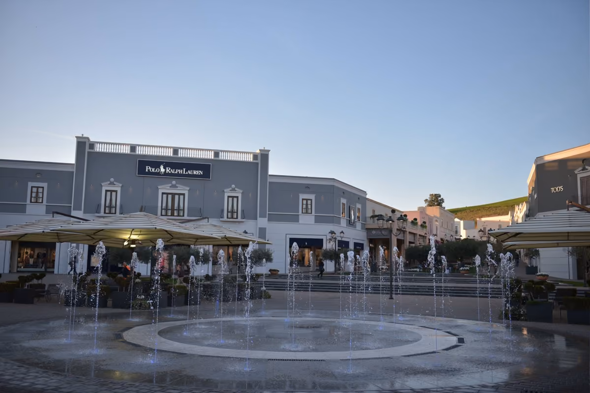 Calici al Village, degustazioni tra i negozi: tre domeniche per scoprire i vini siciliani