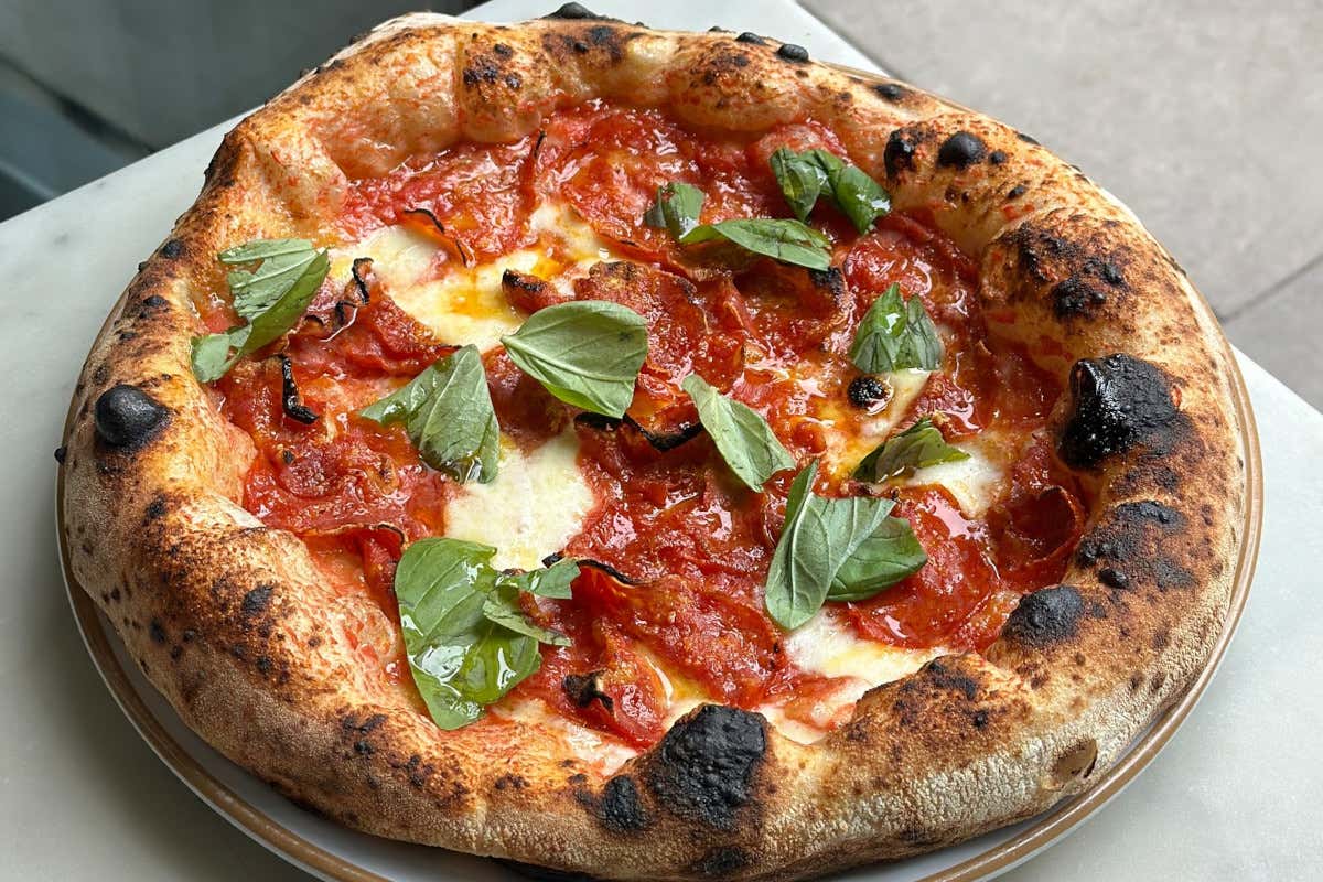 50 Top Pizza, la migliore pizzeria del 2026 parla inglese: è Napoli on the Road
