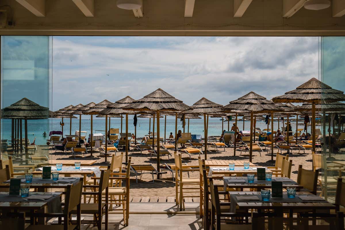 La Pelosa aveva un mare da sogno. Ora ha anche una cucina all’altezza