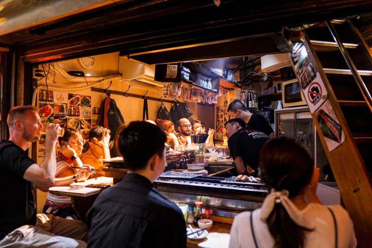 Al calo di popolarità degli Izakaya in Giappone si sta sempre più affermando il modello del micro-bar