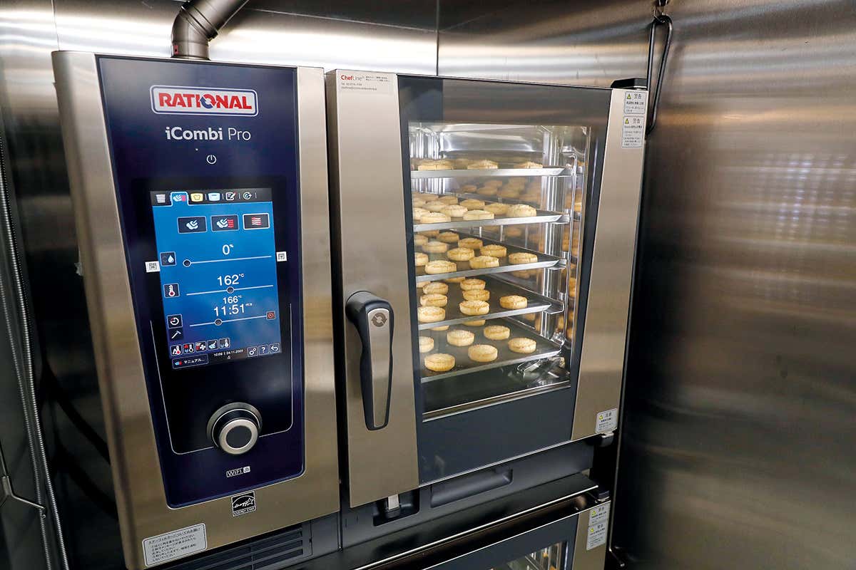 Un forno combinato come iCombi Pro di Rational consente la preparazione di migliaia di pasti al giorno